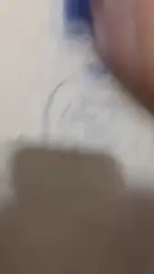 日本利用压电瓷砖将脚步转化为电能。这些瓷砖捕捉来自你脚步的动能...你的重量和...轻微弯曲，从而产生机械应力。瓷砖内部的压电材料将这种应力转化为电能。每一步都会.mp4