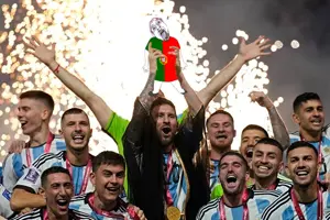 messi lifting portugal bernd acking.png