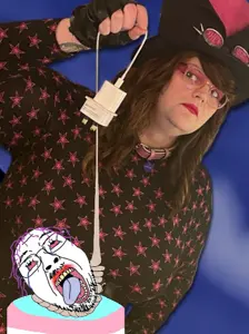 jim sterling hangs troonjak.png